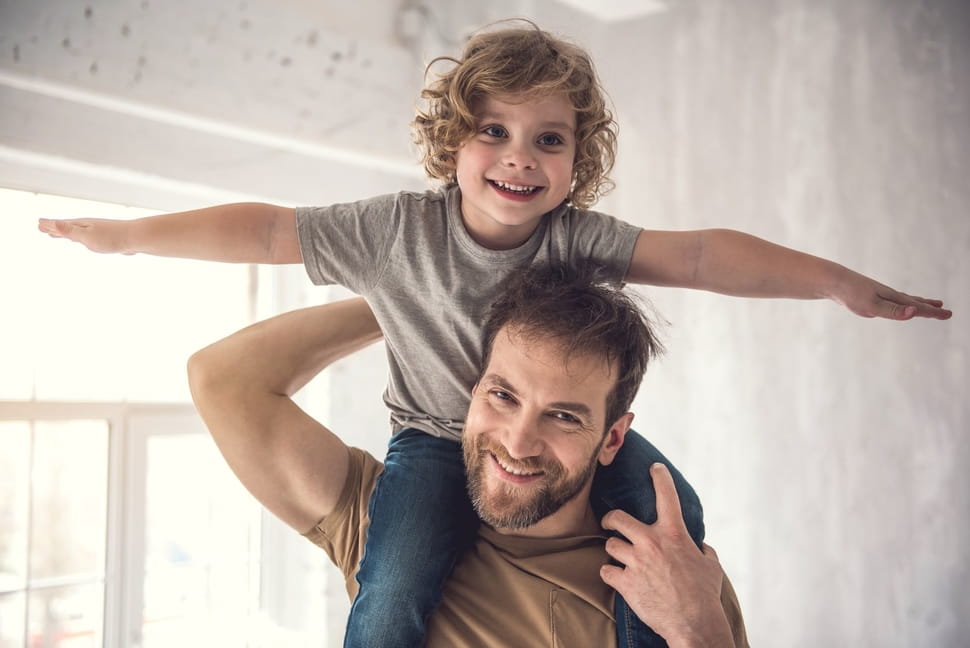 Papa mit Kind auf den Schultern